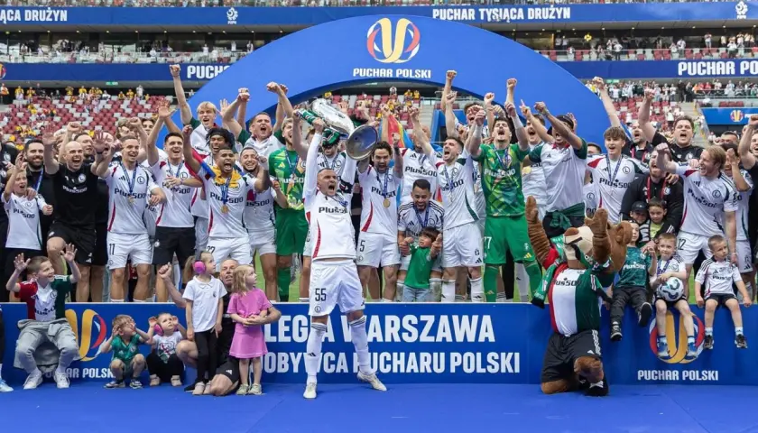 Piłkarze świętują zdobycie Pucharu Polski, co jest ważnym osiągnięciem dla polskich klubów w europejskich pucharach.
