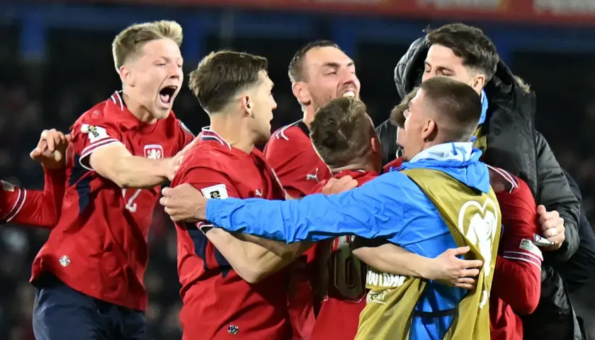 Piłkarze Czech świętują zwycięstwo, radość na twarzach.