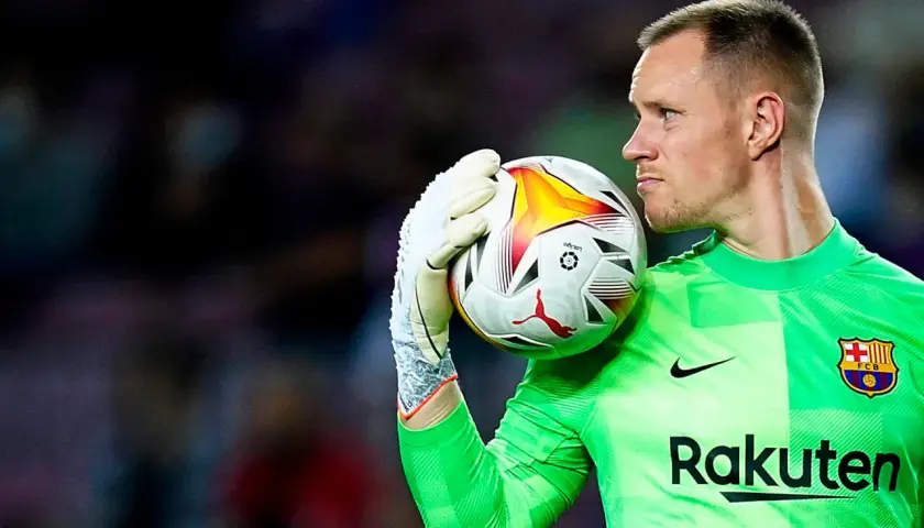Marc-André ter Stegen, bramkarz FC Barcelony, trzyma piłkę w rękawicy.