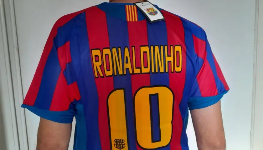 Koszulka FC Barcelona z nazwiskiem Ronaldinho i numerem 10.