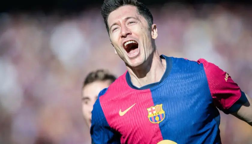 Robert Lewandowski w koszulce Barcelony, radośnie krzyczy. Ile języków zna Robert Lewandowski? Tego nie wiemy, ale na pewno mówi językiem goli!
