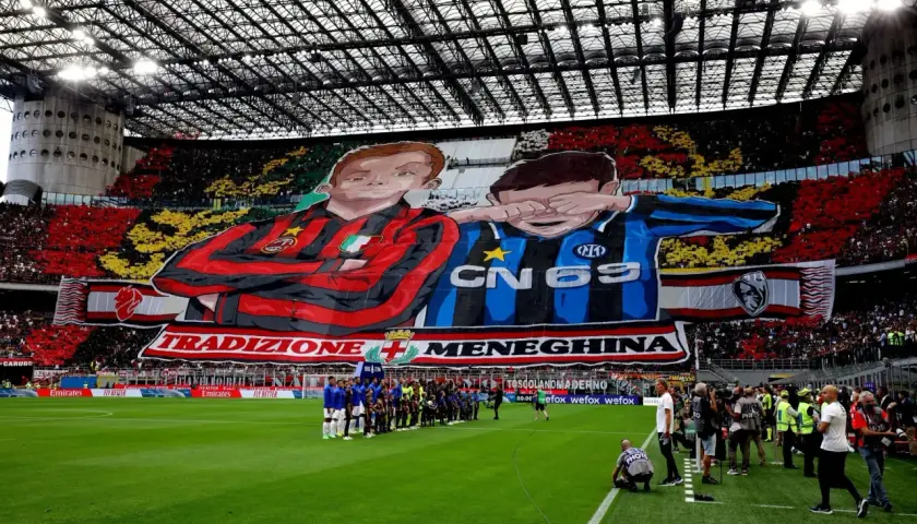 Wielka oprawa kibiców na San Siro, przedstawiająca dwóch chłopców w barwach klubów piłkarskich z Mediolanu.