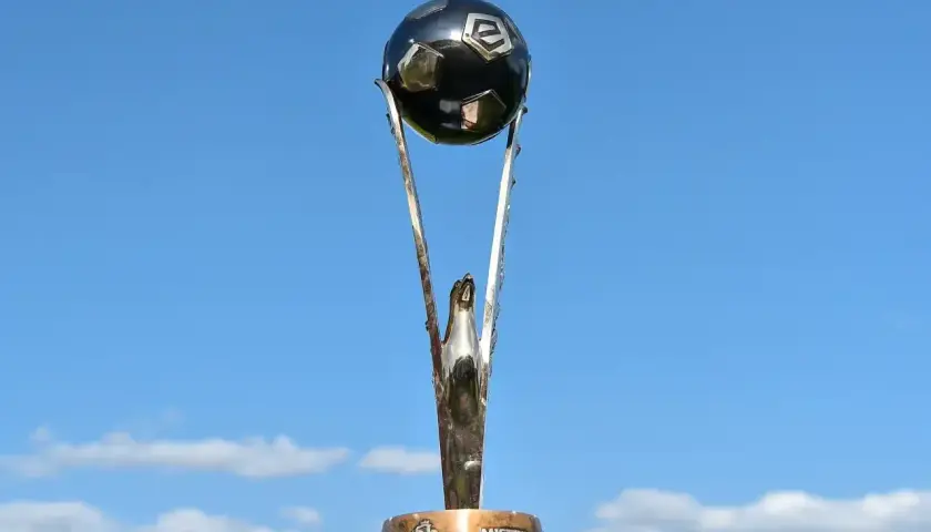Trofeum dla mistrza Polski ekstraklasa, symbol zwycięstwa i dumy.
