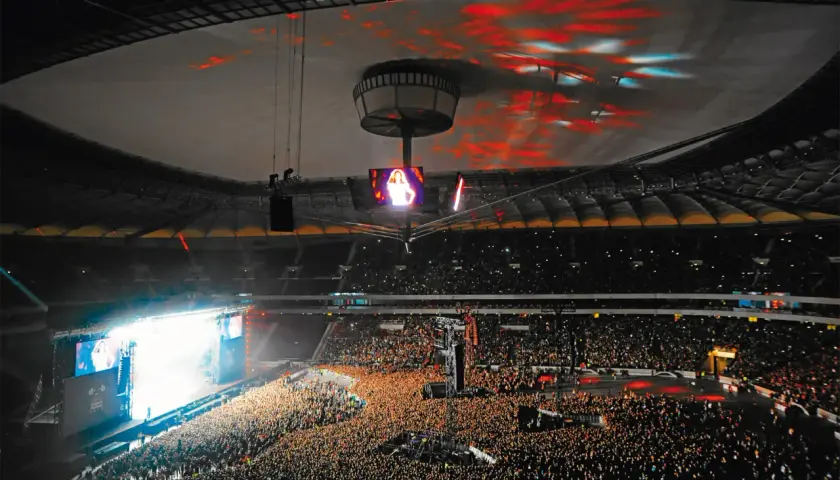 Koncert na Stadionie Narodowym, gdzie jego ogromna pojemność pozwala pomieścić tłumy fanów. Światła i ekrany tworzą niesamowitą atmosferę.