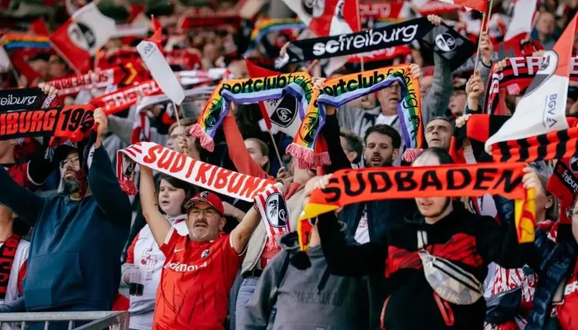 Fani SC Freiburg z szalikami "Südtribüne" i "Südbaden" na meczu z Bayernem Monachium. Statystyki tego spotkania z pewnością były emocjonujące.