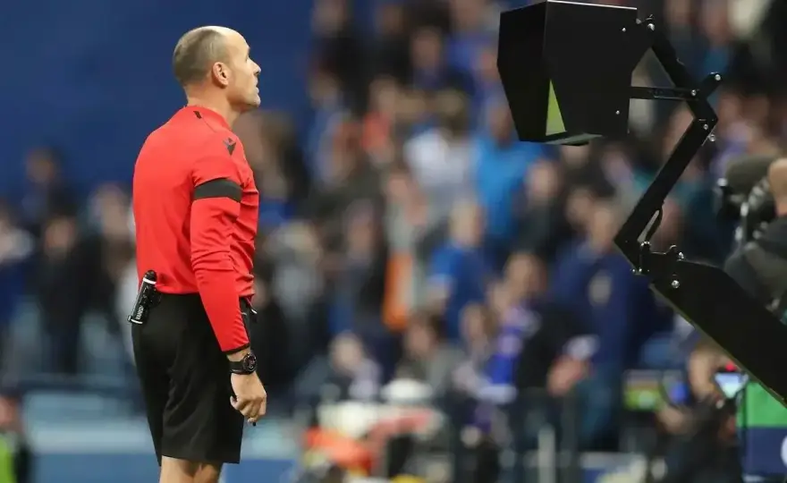 Żółta kartka w piłce - Jak czytać decyzje sędziego?