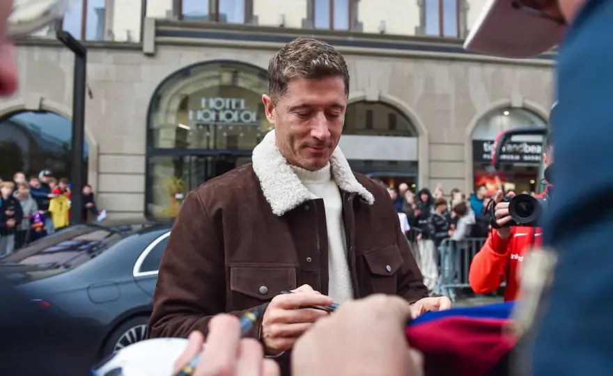 Robert Lewandowski: 38 mln $ rocznie! Jak zarabia poza boiskiem?
