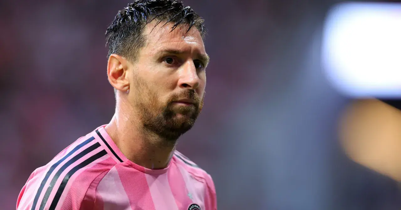 Messi w różowej koszulce Interu Miami, gotowy do gry.