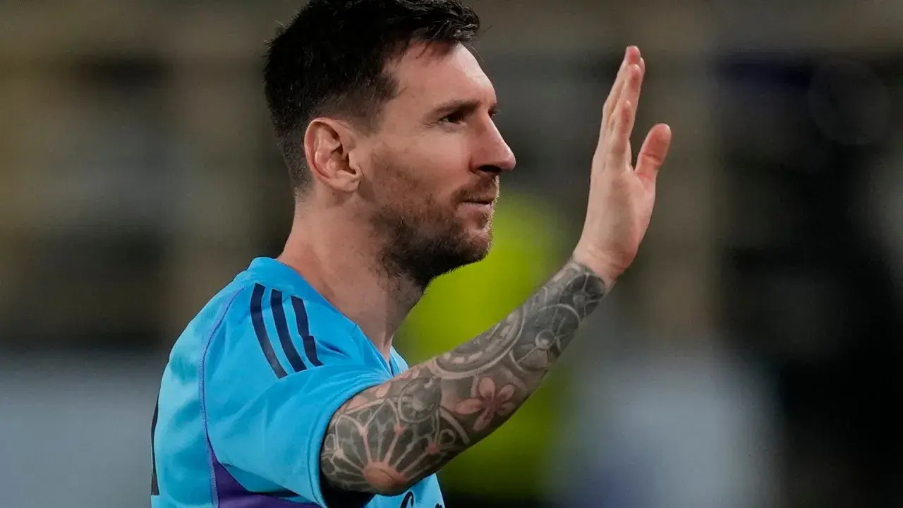Messi w błękitnej koszulce pozdrawia kibiców. Zastanawiasz się, ile goli ma Messi?