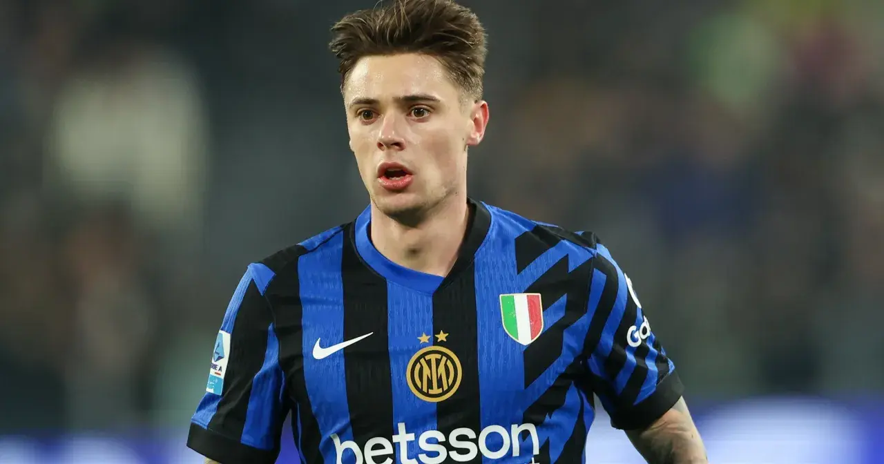Piłkarz w niebiesko-czarnej koszulce Interu Mediolan, z tarczą Serie A. To właśnie tam gra Zalewski, choć na zdjęciu jest inny zawodnik.