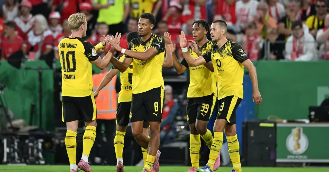 Pięciu piłkarzy Borussii Dortmund w żółtych koszulkach świętuje bramkę. Brandt z numerem 10 na plecach.