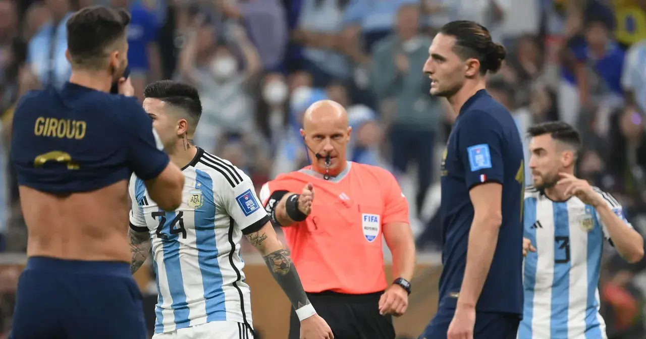 Sędzia przerywa grę, gdy zawodnicy reprezentacji Argentyny i Francji dyskutują.