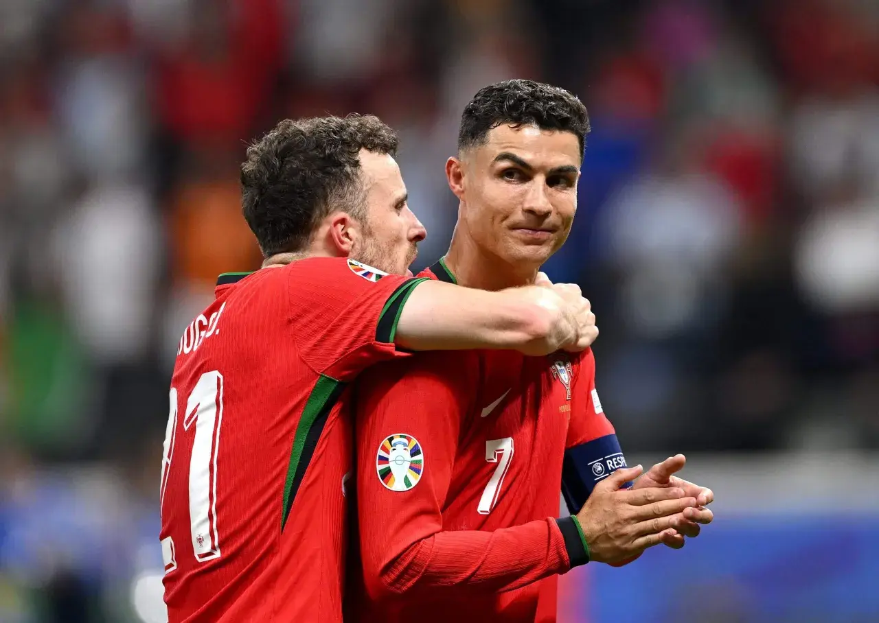 Diogo Jota obejmuje Cristiano Ronaldo po zdobyciu bramki.