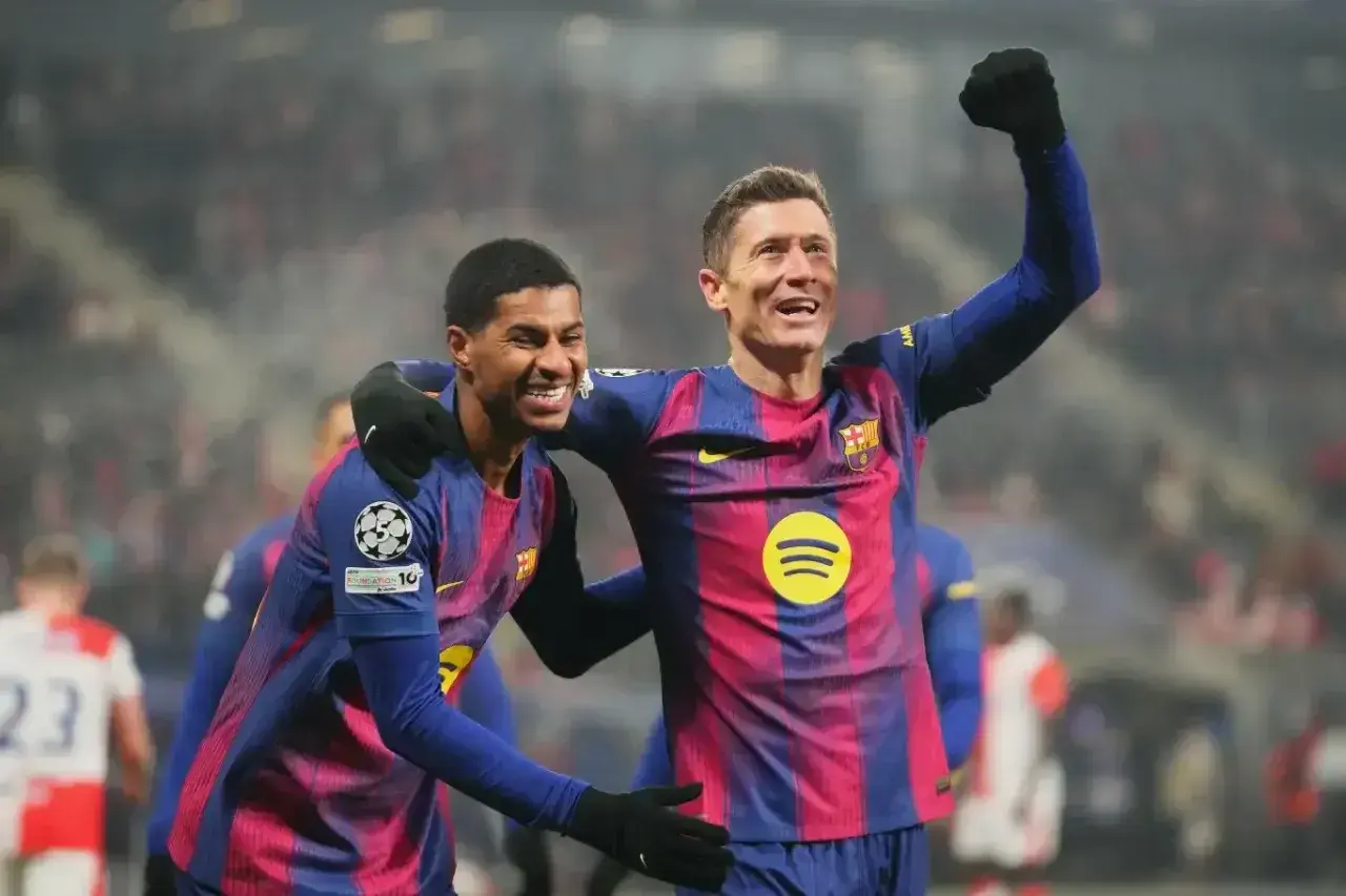 Radość po golach! Lewandowski i jego kolega z drużyny świętują zwycięstwo.