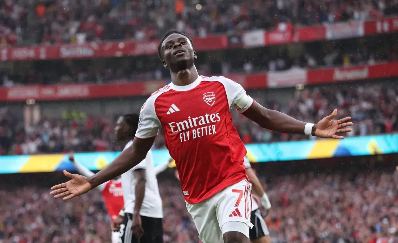 Bukayo Saka z Arsenalu świętuje bramkę. Kibice na trybunach, deszcz. H2H co to?