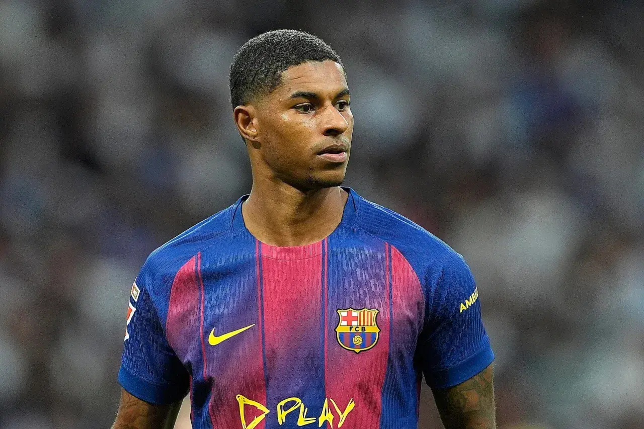 Piłkarz Marcus Rashford w koszulce FC Barcelony.