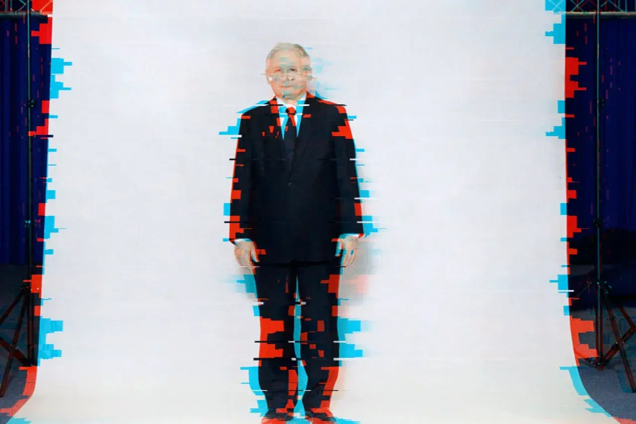 Mężczyzna w garniturze, zniekształcony przez efekt glitch. Czy to zapowiedź nowych plotek transferowych?