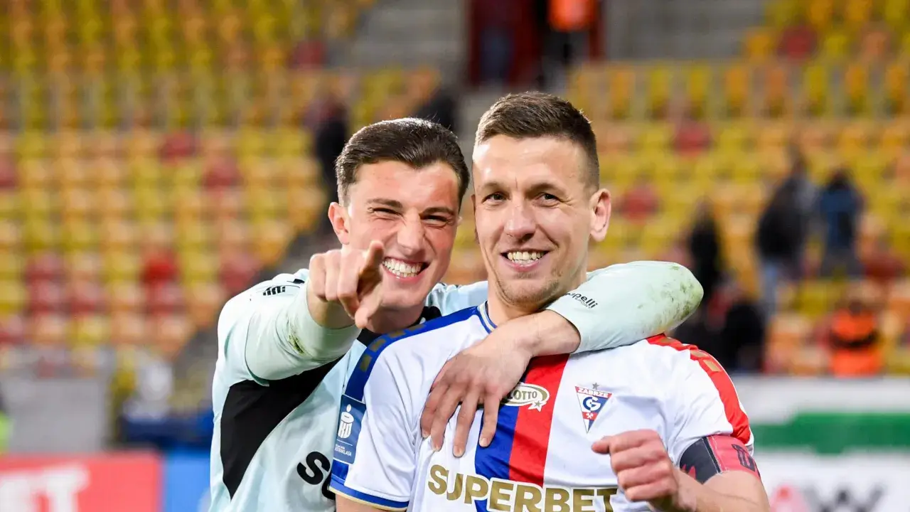 Dwóch piłkarzy Jagiellonii Białystok świętuje zwycięstwo nad Górnikiem Zabrze.