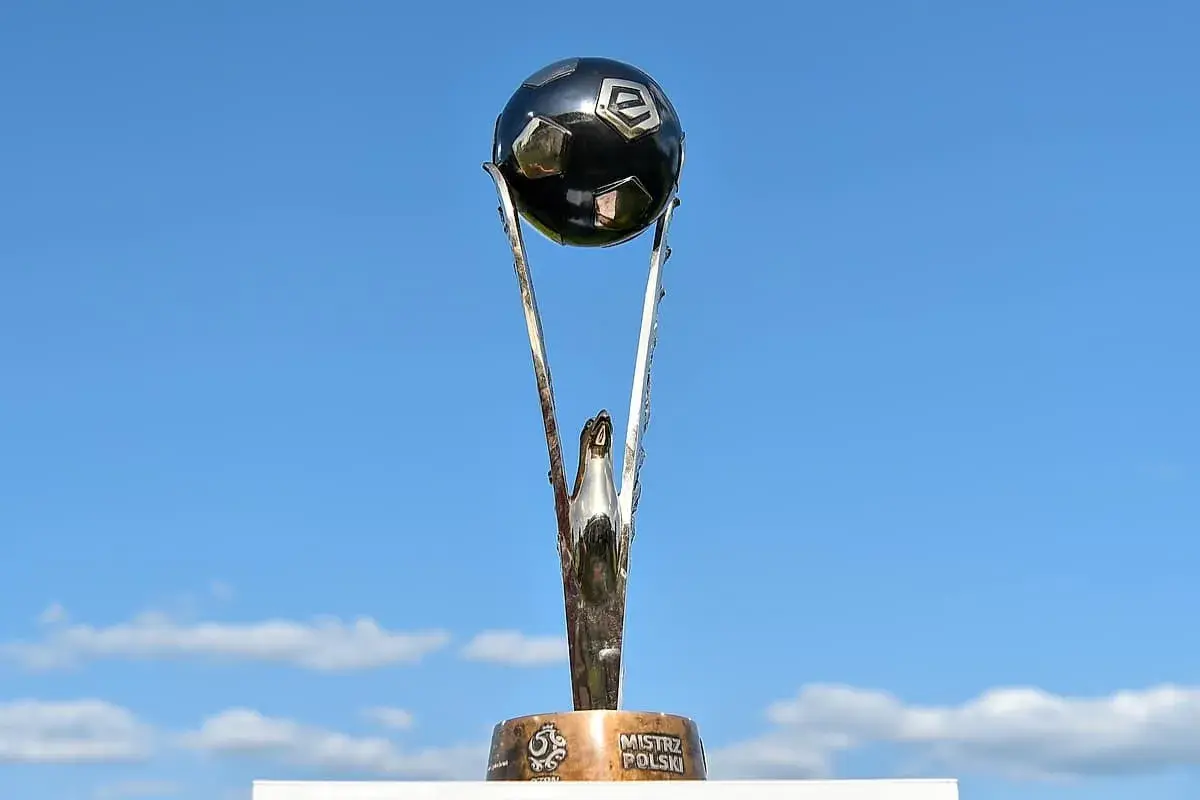Trofeum dla Mistrza Polski w piłce nożnej, symbol zwycięstwa i ciężkiej pracy na boisku.