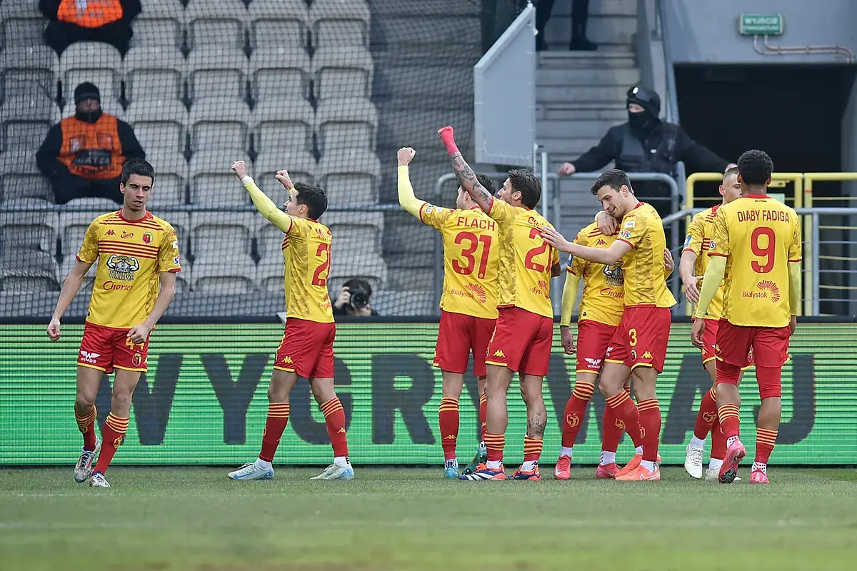 Piłkarze Jagiellonii Białystok świętują bramkę. Widać ich radość, która może wpłynąć na rankingi Widzew Łódź – Jagiellonia Białystok.