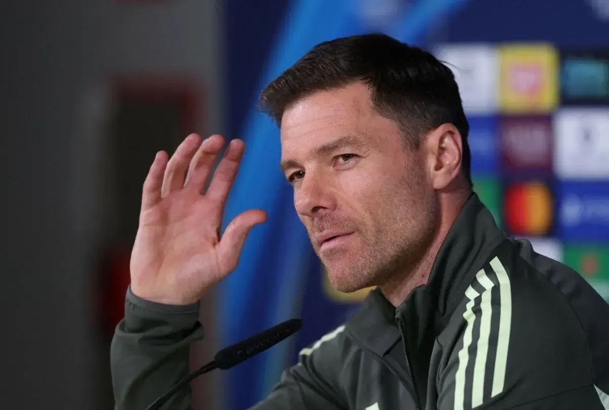 Xabi Alonso, potencjalny trener Chelsea, podczas konferencji prasowej.