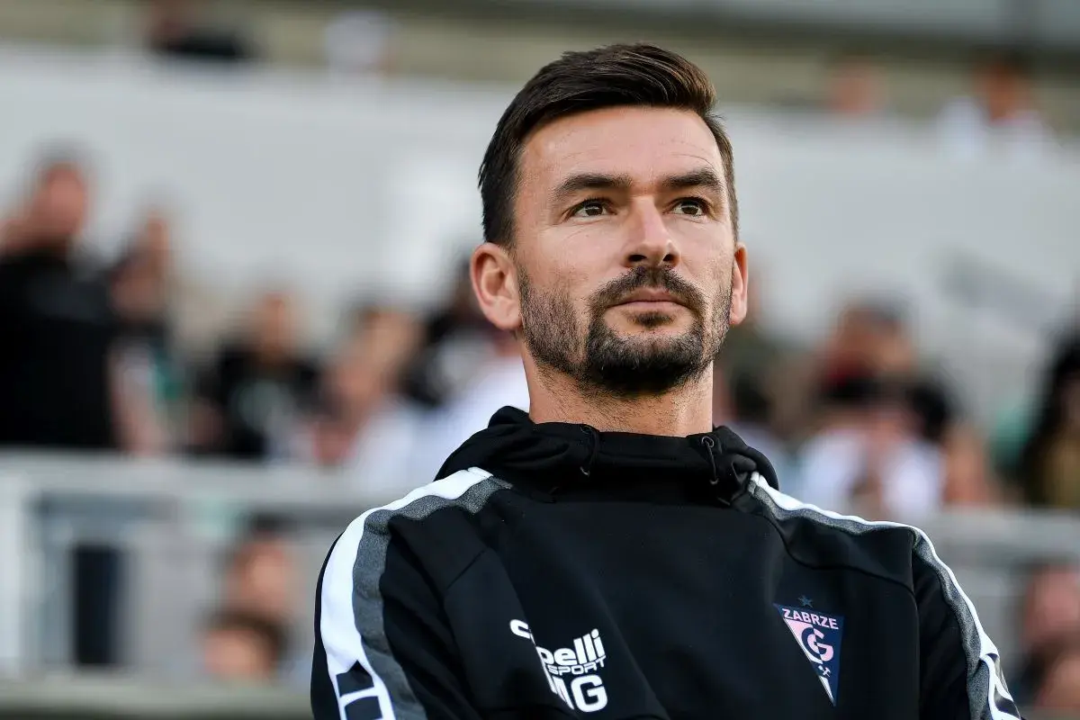 Trener Górnika Zabrze wpatrzony w dal, być może analizuje najnowsze górnik zabrze plotki transferowe.