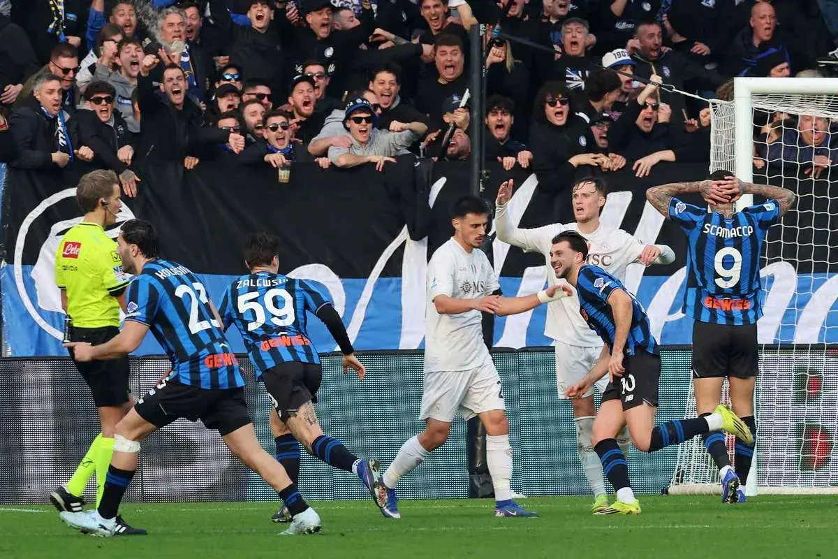 Piłkarze Atalanty cieszą się po golu w meczu z Napoli. Kibice na trybunach szaleją z radości.