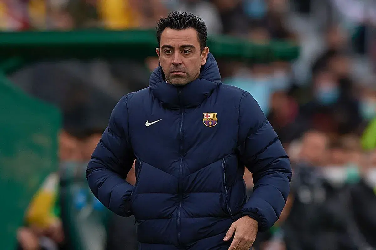 Xavi, jeden z trenerów Barcelony, w puchowej kurtce z herbem klubu.