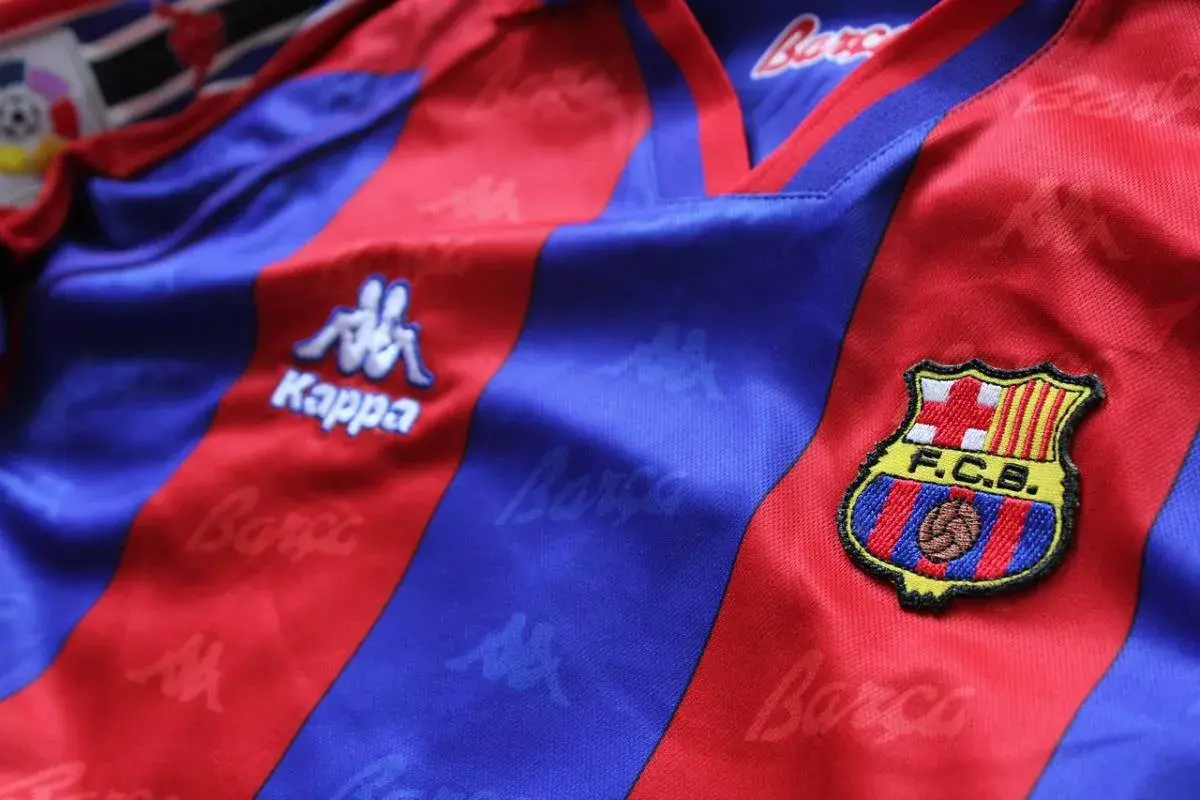 Koszulka FC Barcelona z herbem i logo Kappa. Duma strzelców barcelony.