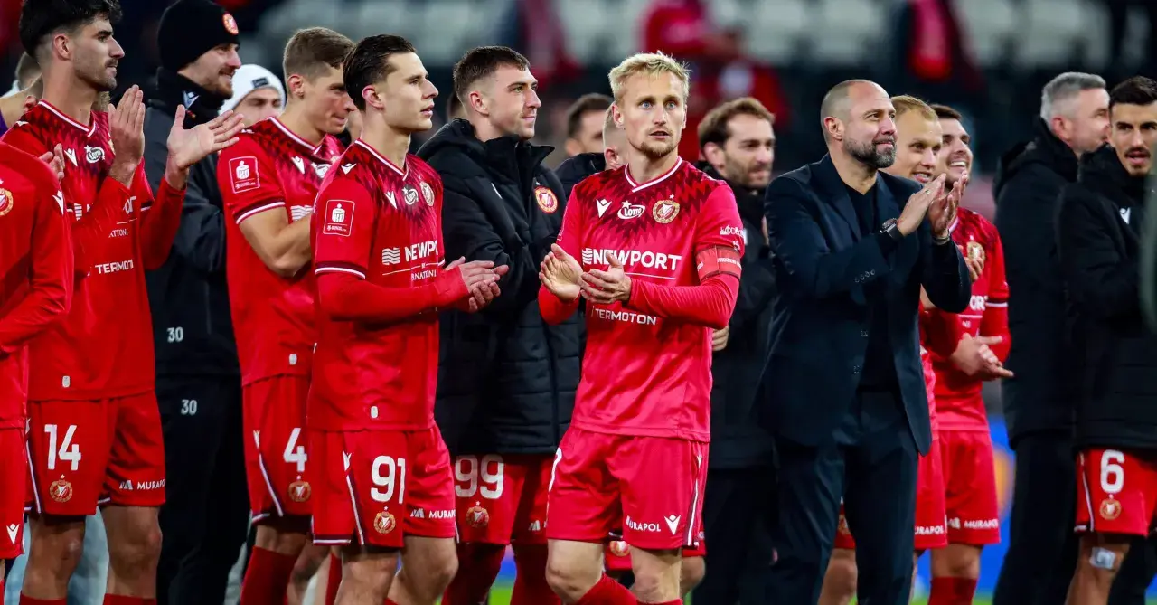 Piłkarze w czerwonych strojach, z numerami 14, 91, 99, 4, 6, klaszczą. Czy Widzew jest w Ekstraklasie?