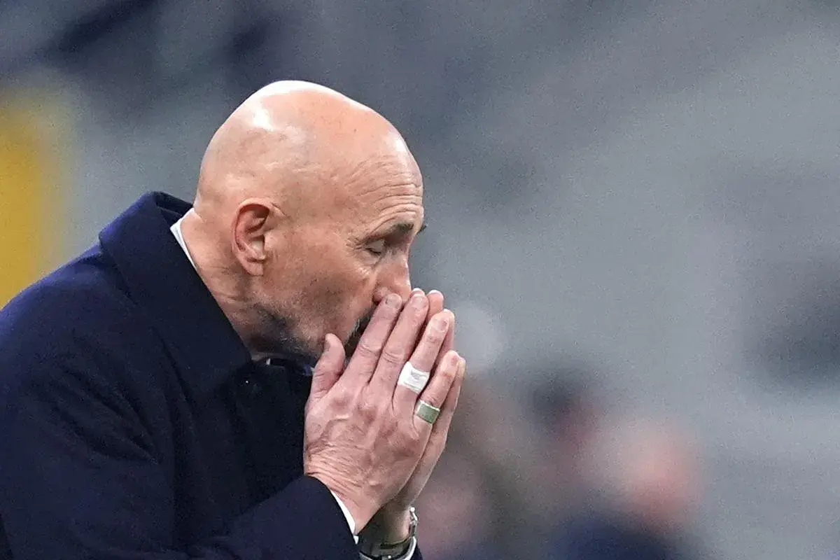 Trener Juventusu z dłońmi przy twarzy, w zamyśleniu podczas meczu Juventus – Sassuolo.
