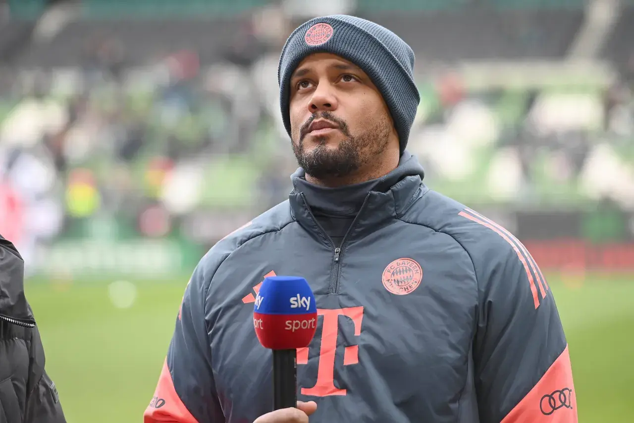 Piłkarz Bayernu Monachium w czapce i kurtce z logo klubu, trzymający mikrofon Sky Sport. Czekamy na kolejne bayern monachium transfery.