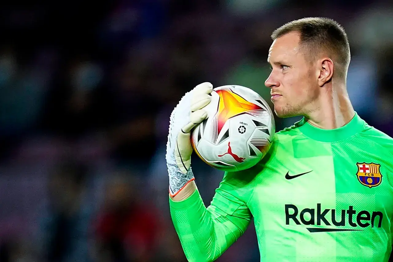 Marc-André ter Stegen, bramkarz FC Barcelony, trzyma piłkę w rękawicy.