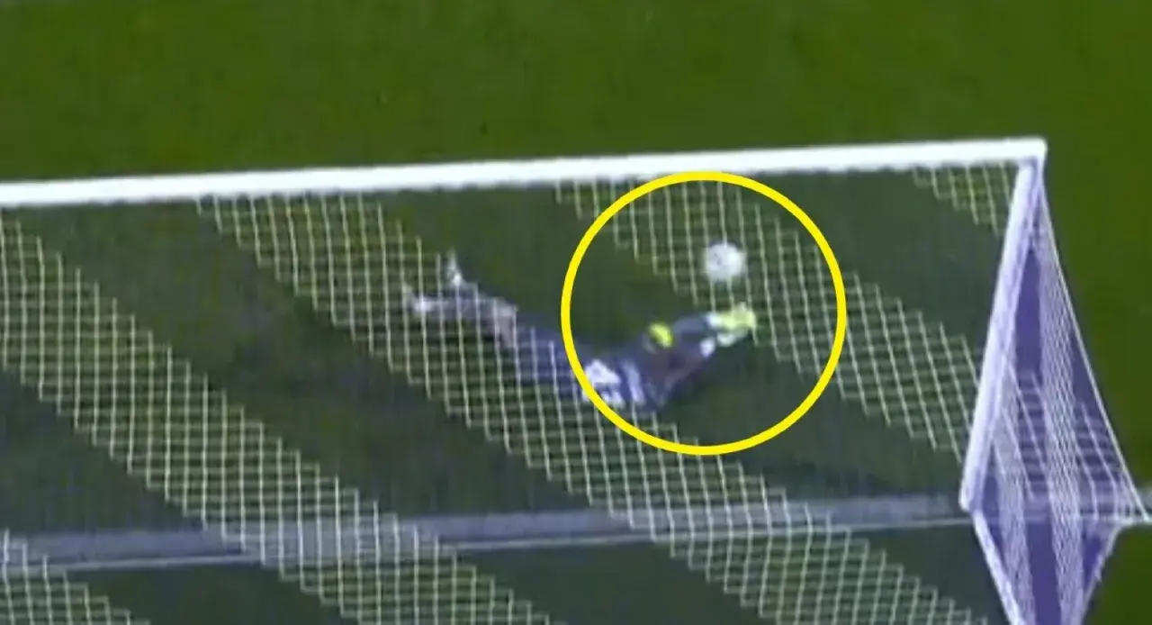 Bramkarz Interu Mediolan w akcji ratunkowej podczas meczu Fiorentina – Inter Mediolan. Piłka zmierza do siatki.