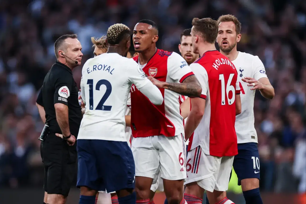 Gorąca atmosfera w derbach! Sędzia próbuje rozdzielić piłkarzy Arsenalu i Tottenhamu. To pokazuje, czym jest derby.