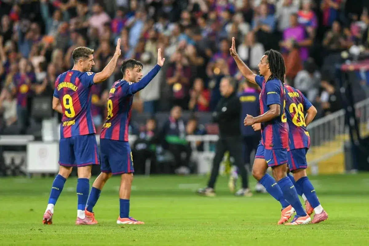 Piłkarze Barcelony, w tym Lewandowski, świętują po golu. Radość po udanym dzisiejszym meczu Barcelony.