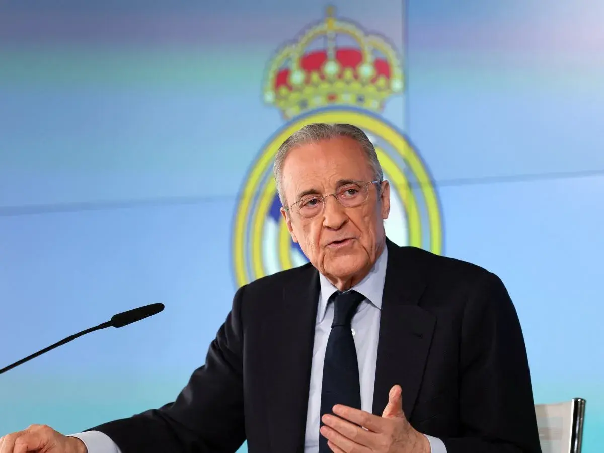 Florentino Pérez, prezes Realu Madryt, przemawia na tle klubowego logo.