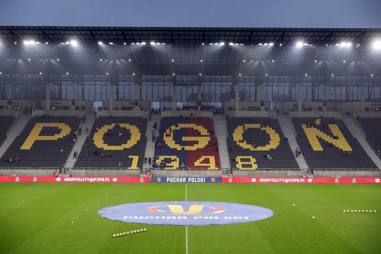Stadion z napisem POGOŃ 1948 na trybunach. Piast Gliwice – Pogoń Szczecin.