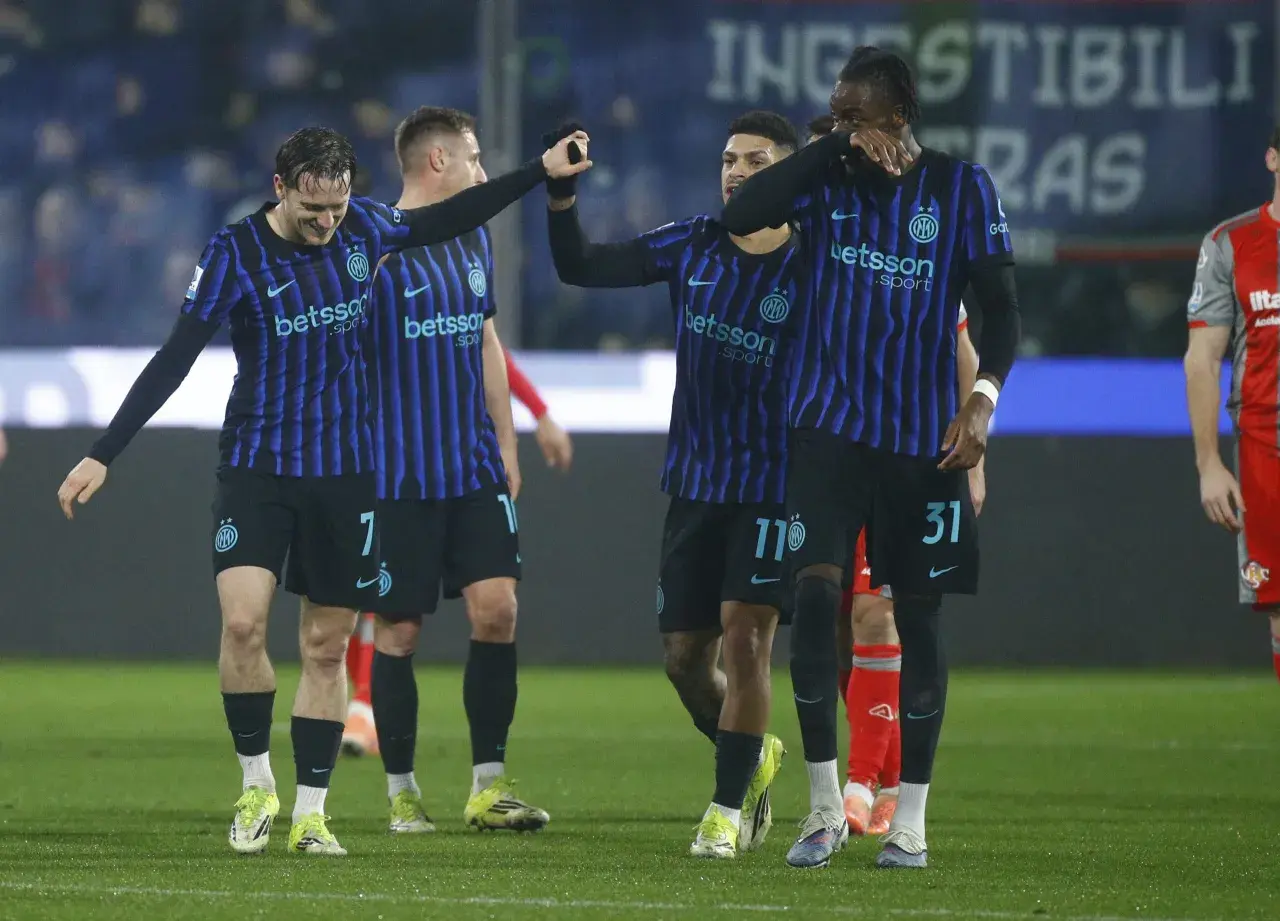 Piłkarze Interu Mediolan świętują zwycięstwo nad Genoa CFC.