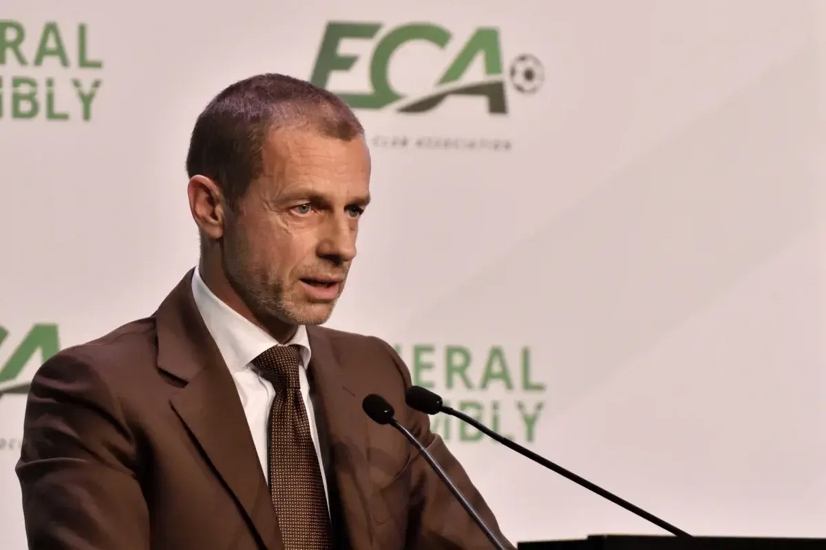 Aleksander Čeferin, prezydent UEFA, przemawia podczas konferencji.