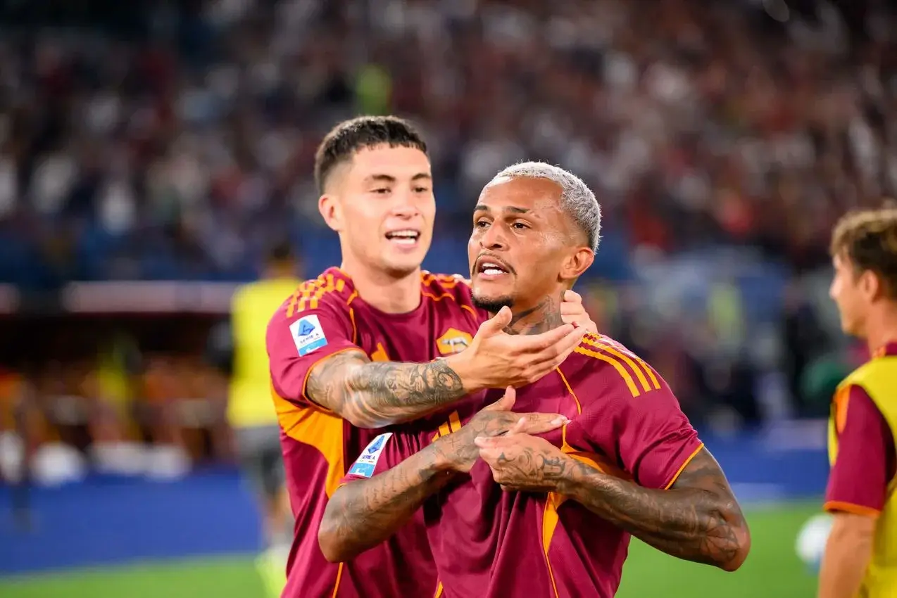 Piłkarze AS Roma świętują bramkę w meczu przeciwko Bologna FC 1909.