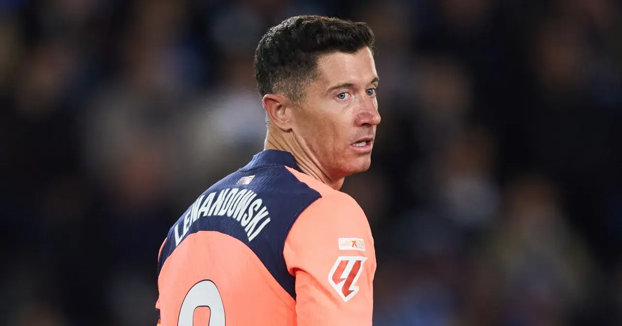 Robert Lewandowski w akcji, w pomarańczowej koszulce z numerem 9. Widać jego nazwisko na plecach.