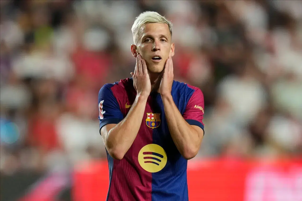 Piłkarz FC Barcelona, Ferran Torres, z dłońmi na twarzy, w charakterystycznej koszulce z logo Spotify.