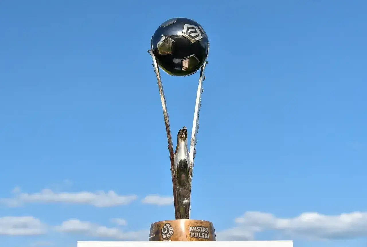 Trofeum dla mistrza Polski ekstraklasa, symbol zwycięstwa i dumy.