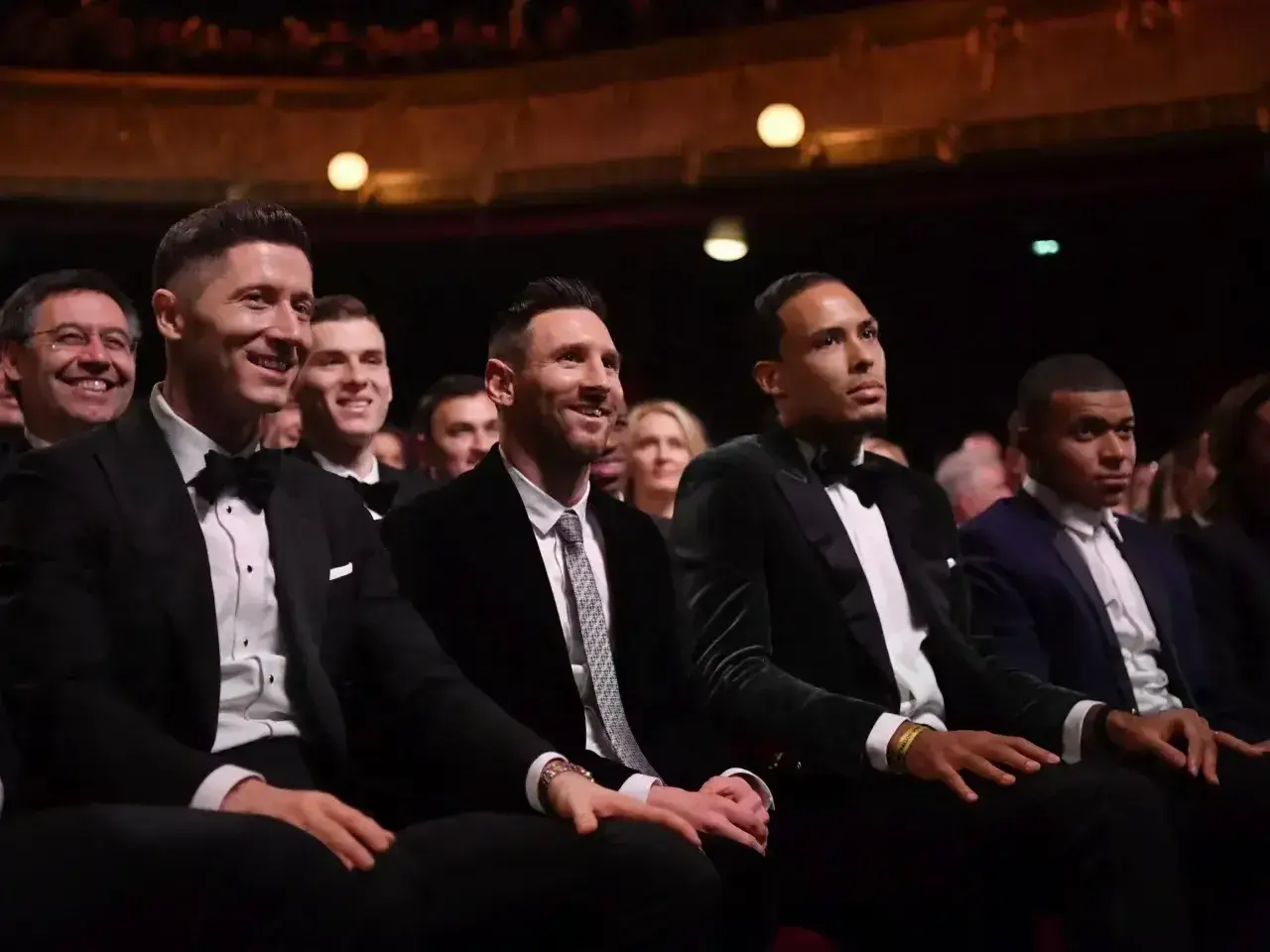 Piłkarze Robert Lewandowski, Leo Messi, Virgil van Dijk i Kylian Mbappé siedzą w pierwszym rzędzie podczas gali Złotej Piłki.