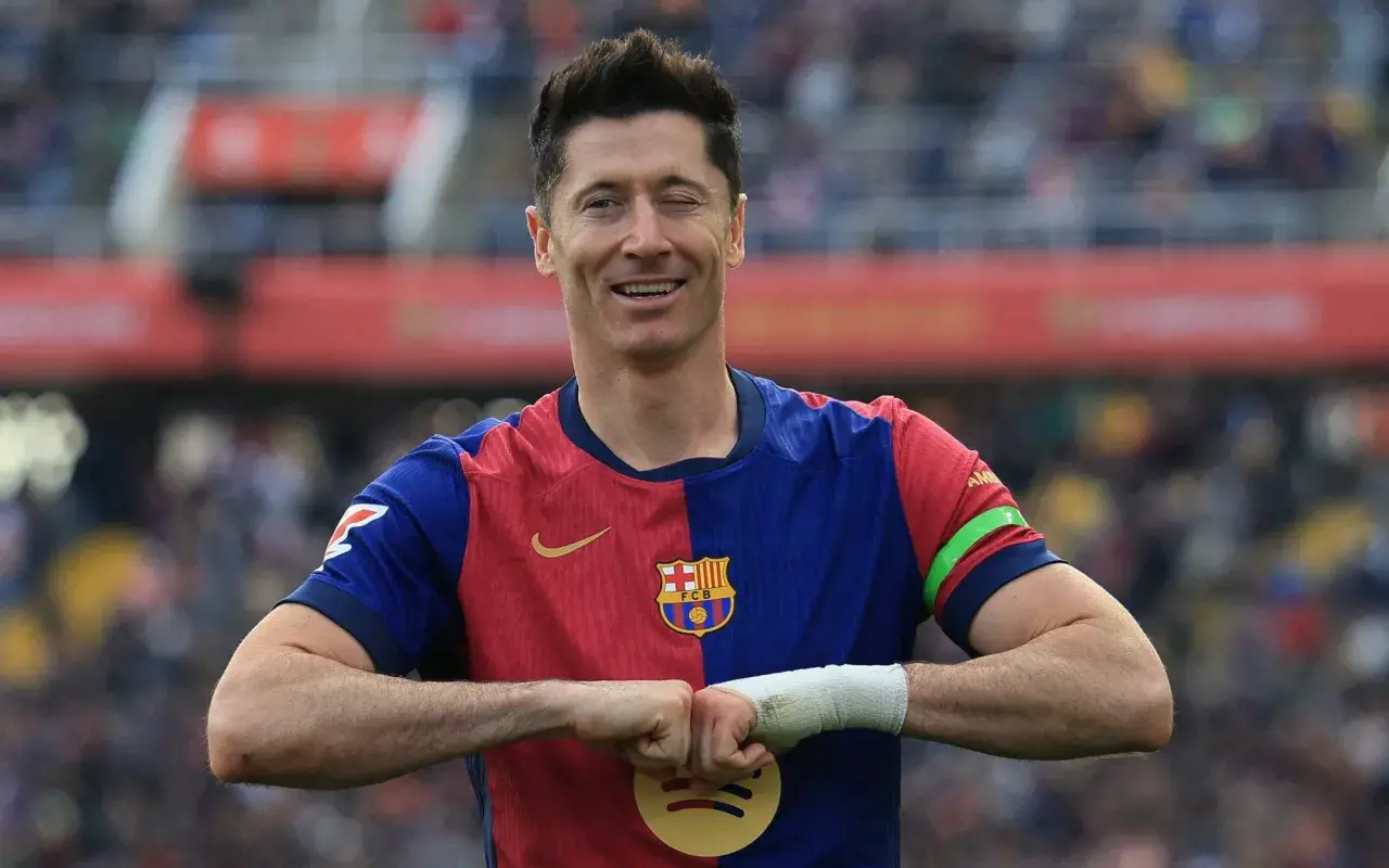 Robert Lewandowski, król strzelców, w koszulce Barcelony z charakterystycznym gestem.