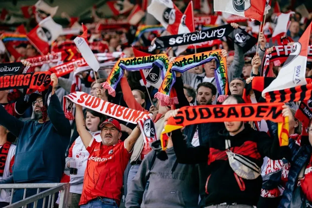 Fani SC Freiburg z szalikami "Südtribüne" i "Südbaden" na meczu z Bayernem Monachium. Statystyki tego spotkania z pewnością były emocjonujące.