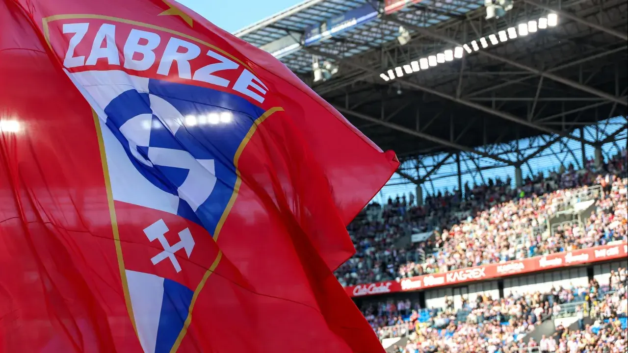 Czerwona flaga z napisem "ZABRZE" i herbem klubu na tle trybun pełnych kibiców. Ciekawe, ile sprzedano biletów na ten mecz Górnika Zabrze!