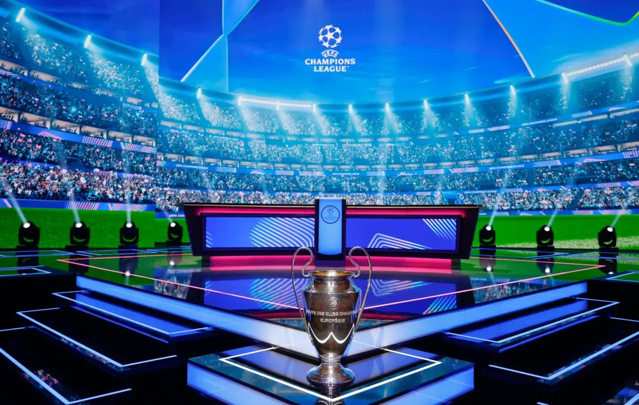 Trofeum Ligi Mistrzów na scenie z widownią w tle. Już wkrótce emocje, kiedy wraca liga mistrzów!