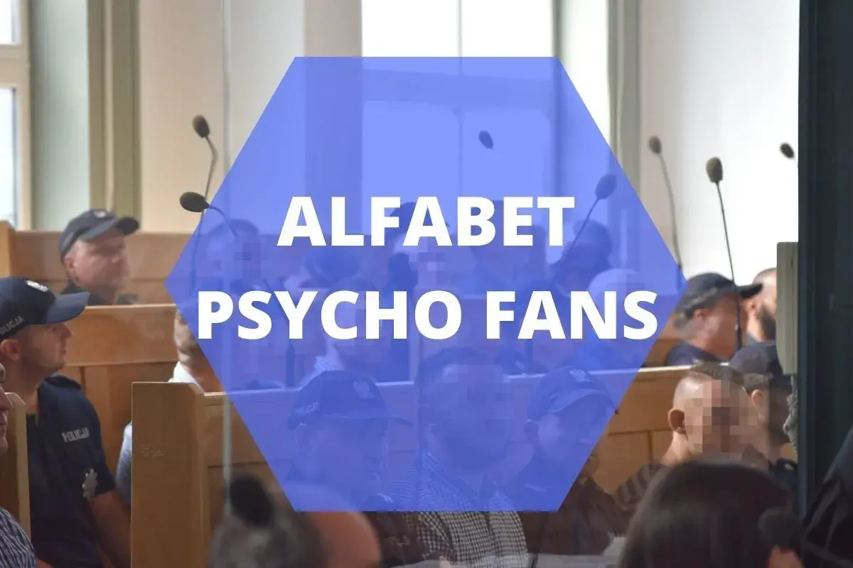 Grupa ludzi w sądzie, zamazane twarze, napis "ALFABET PSYCHO FANS".